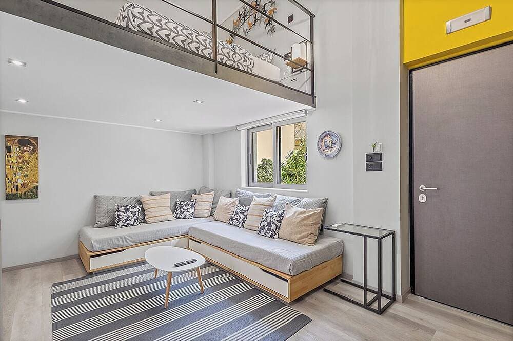 Foto 9 von 23: Charming loft-style apartment just 60 m from Artemida’s long sandy beach!