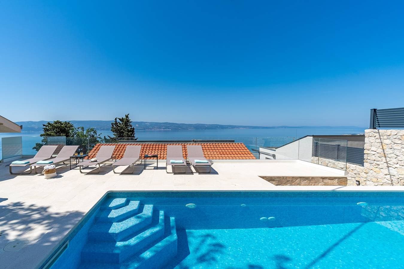Neu! Villa Atopos mit beheiztem privatem Pool, 5 Schlafzimmern, Medienraum, Panoramablick auf das Me... 1