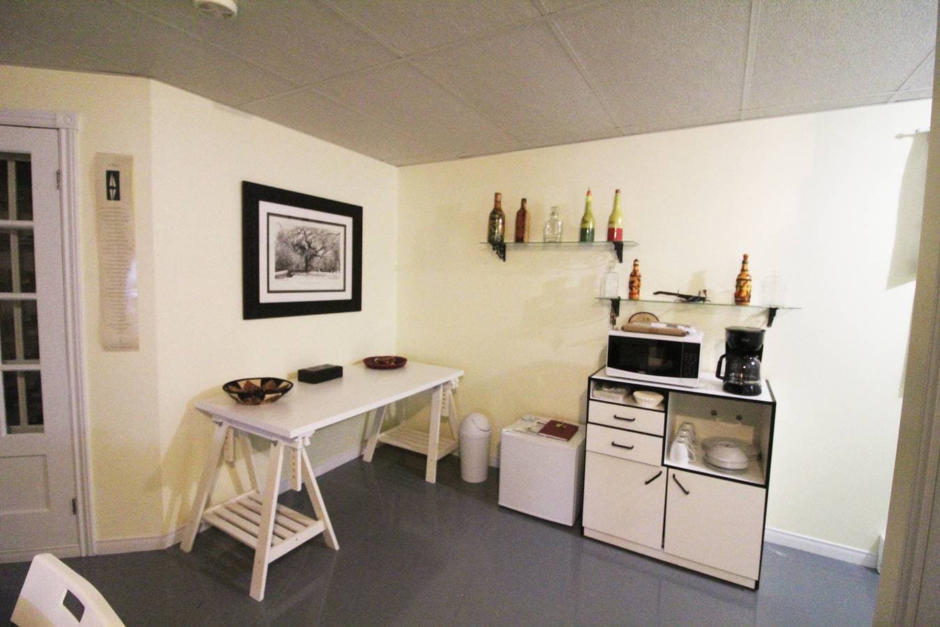 Foto 7 von 10: Gandhi Sehr großes Zimmer im indischen Stil eingerichtet, mit Bürobereich und Sofa