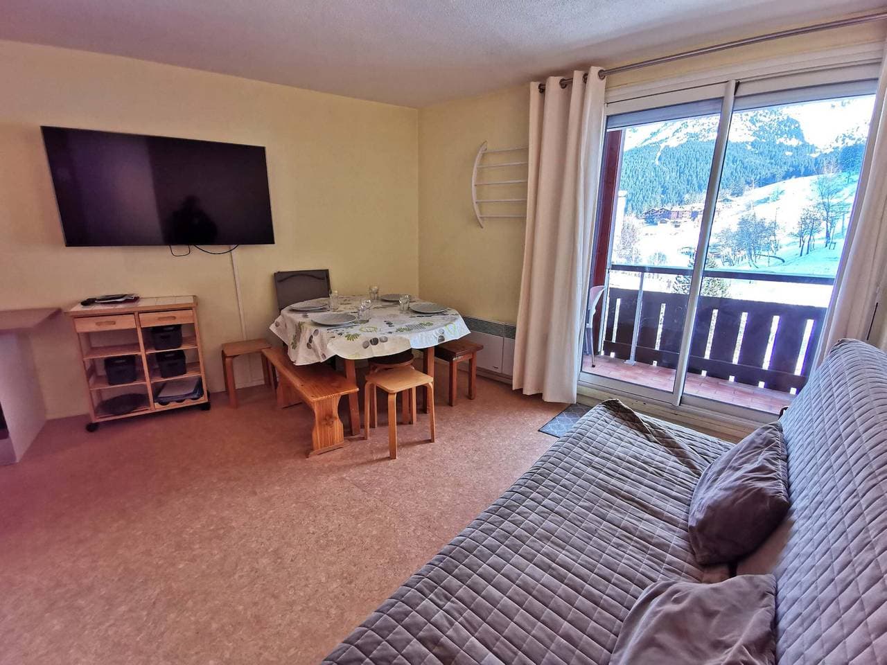 Foto 8 von 17: 2 Zimmer, direkt an der Piste, nahe Geschäfte mit Balkon. Platz für 6 Pers, keine Haustiere