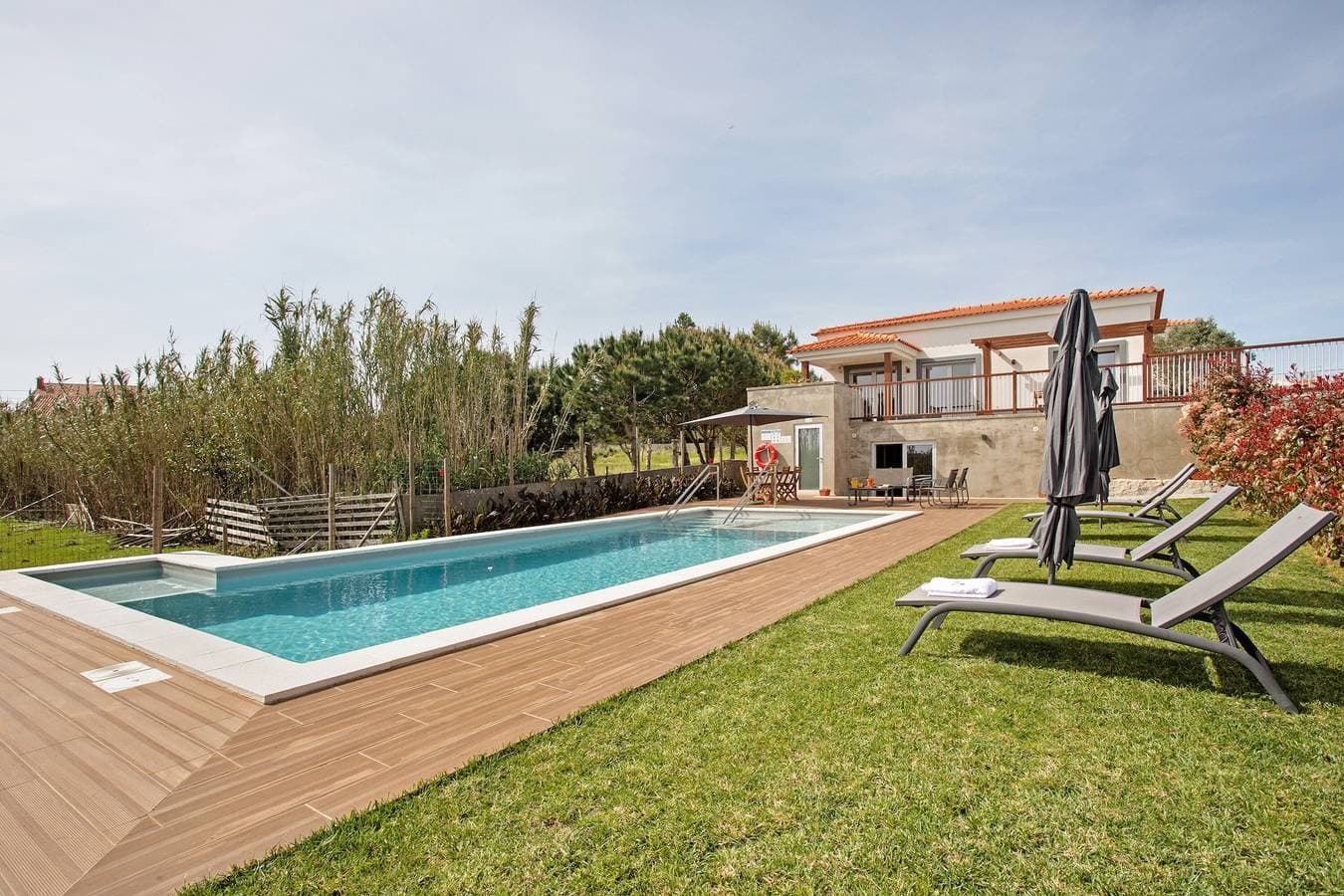Foto 5 von 38: Zimmer 'Quinta Dos Raposos - Suite Água' mit Gemeinschaftspool, Terrasse und WLAN