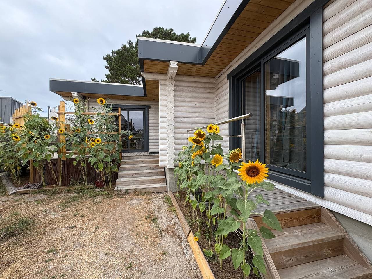 Foto 2 von 29: Ökologisches Ferienhaus aus Holz mit Terrasse, WLAN und Klimaanlage, 300 m vom Meer entfernt