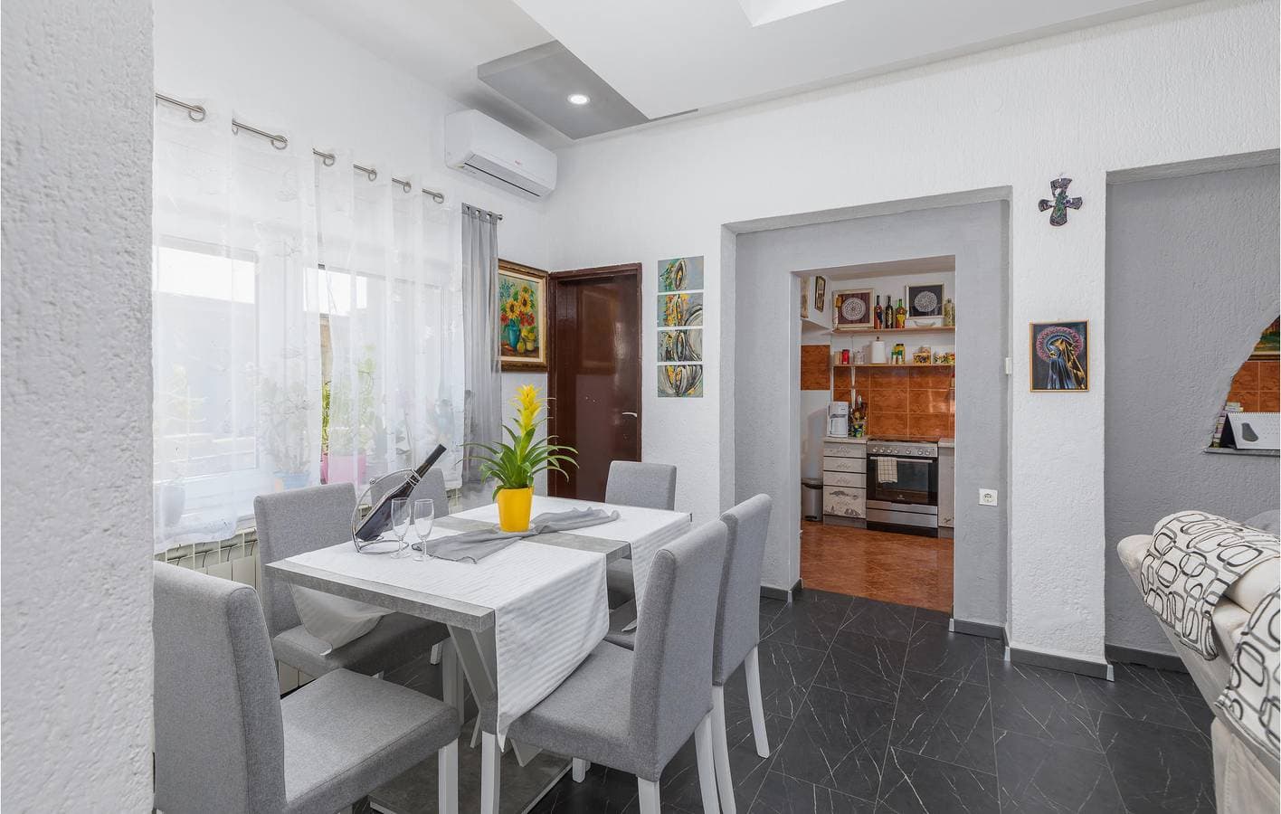 Foto 6 von 39: Charmante 70 m² große Wohnung mit Pool, WLAN und Parkplatz, nur wenige Schritte vom Zentrum von Jursici entfernt