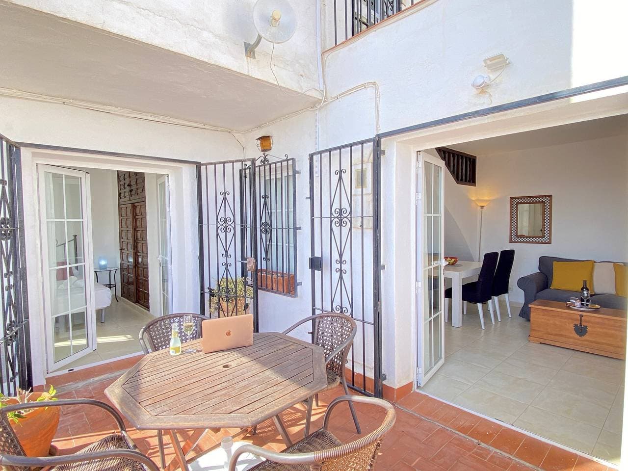 Foto 5 von 36: Gepflegtes Ferienhaus in Nerja mit Pool, Terrasse & Klimaanlage, 500m vom Strand.