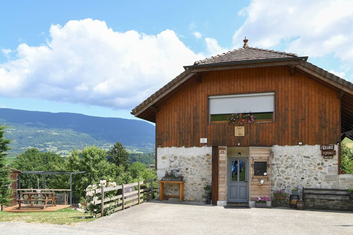 Foto 9 von 28: Gästezimmer 'Arc En Ciel' mit Bergblick, Gemeinschaftspool und WLAN