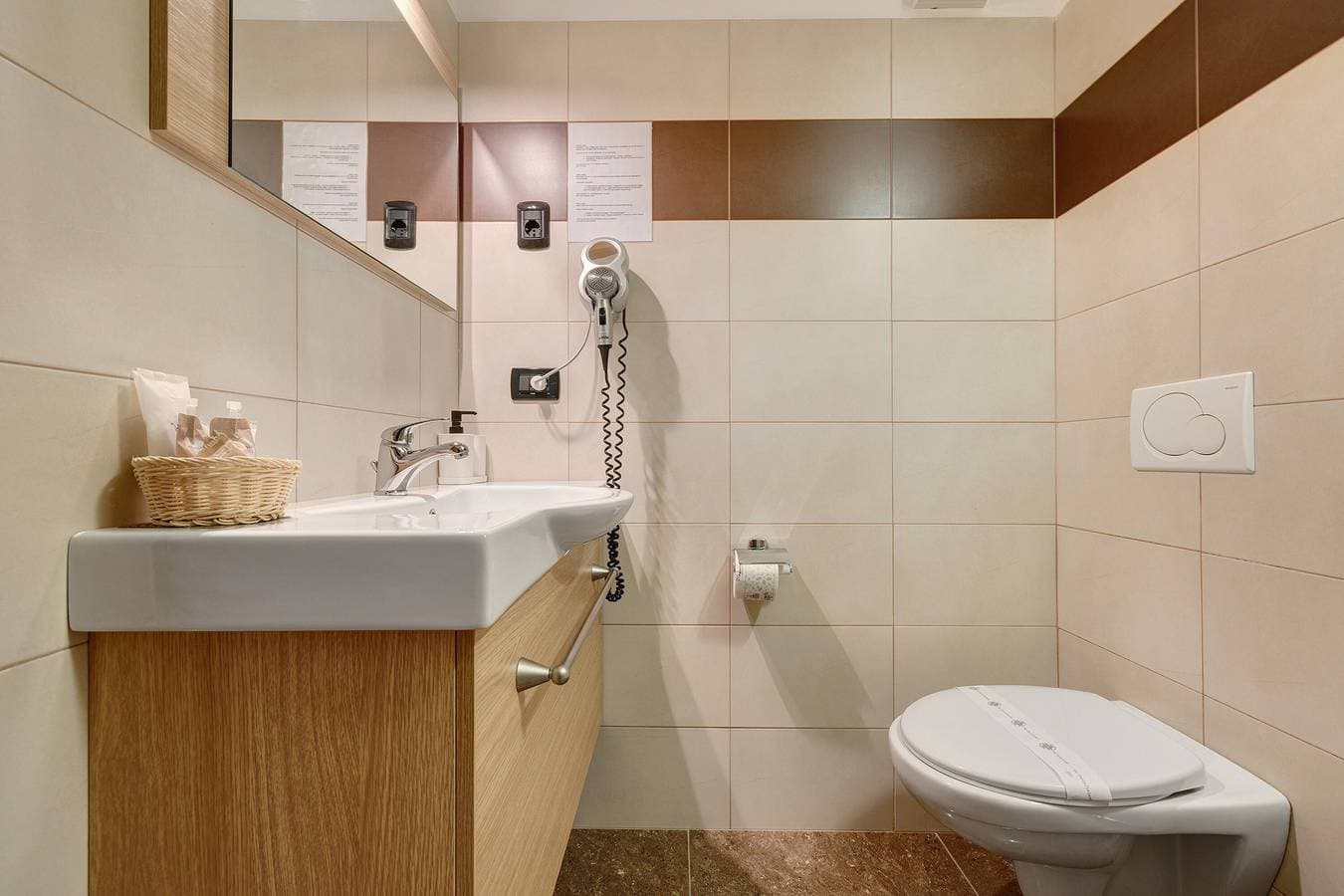 Foto 12 von 20: Doppelzimmer 102 mit Bergblick, WLAN und Klimaanlage