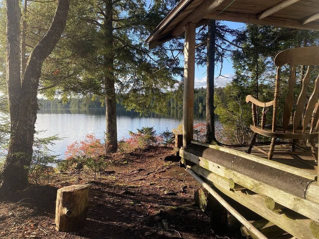 Foto 7 von 25: Gehen Sie zu dieser einsamen Hütte am See in Downeast Maine