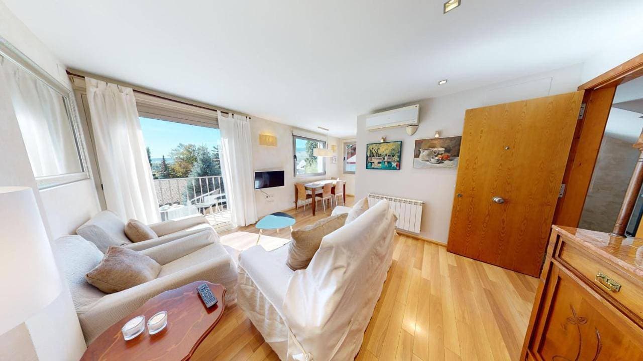 Foto 5 von 45: Two-Bedroom Apartment  with Balcony and Mountain View