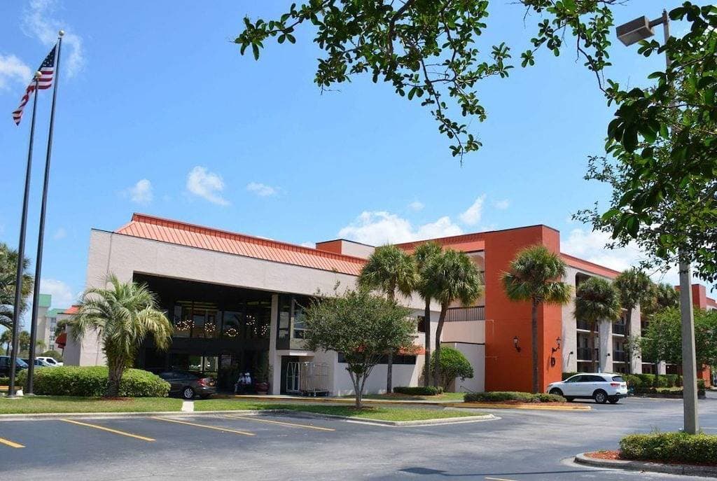 Foto 4 von 34: Close to Attractions! Comfy Unit, Pool, Shuttle to Parks, Parking, Breakfast