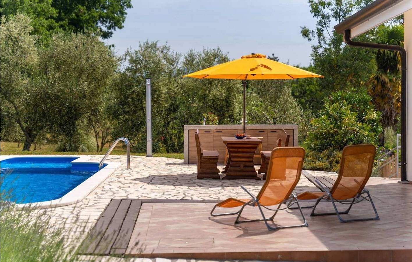 Foto 6 von 46: Geräumige 2-Zimmer-Wohnung mit Pool, Terrasse und WLAN in der Nähe des Flusses Mirna