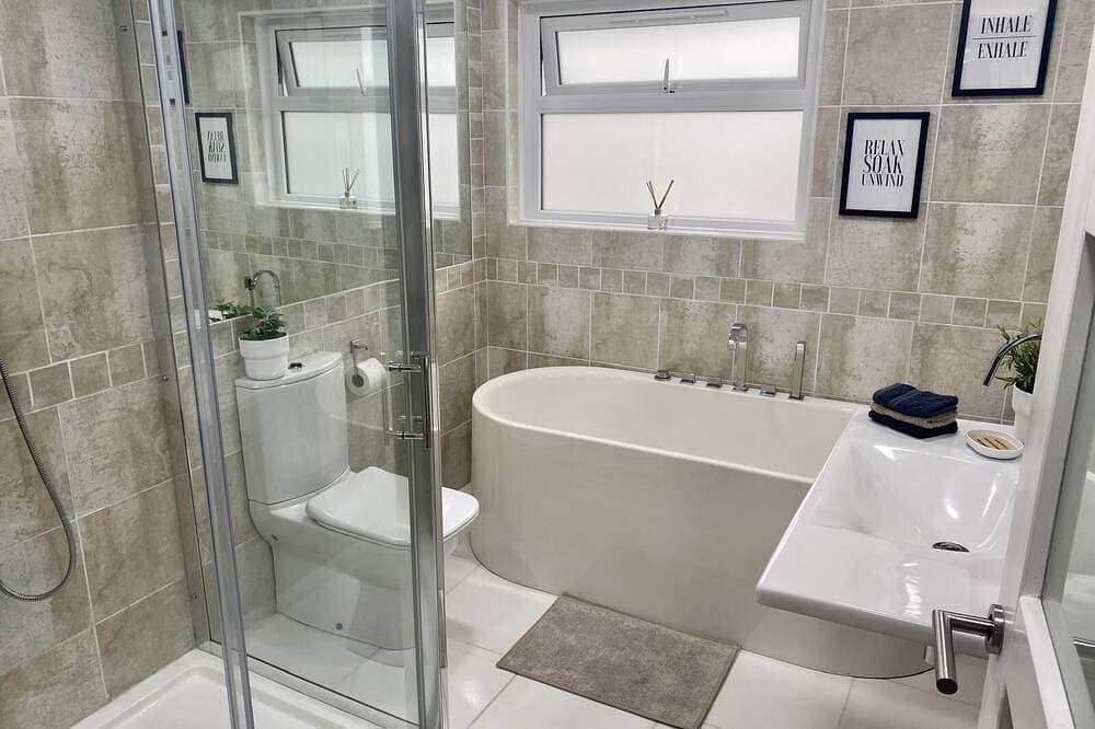 Foto 7 von 30: Cottage-Modern-Ensuite mit Dusche-Meerblick