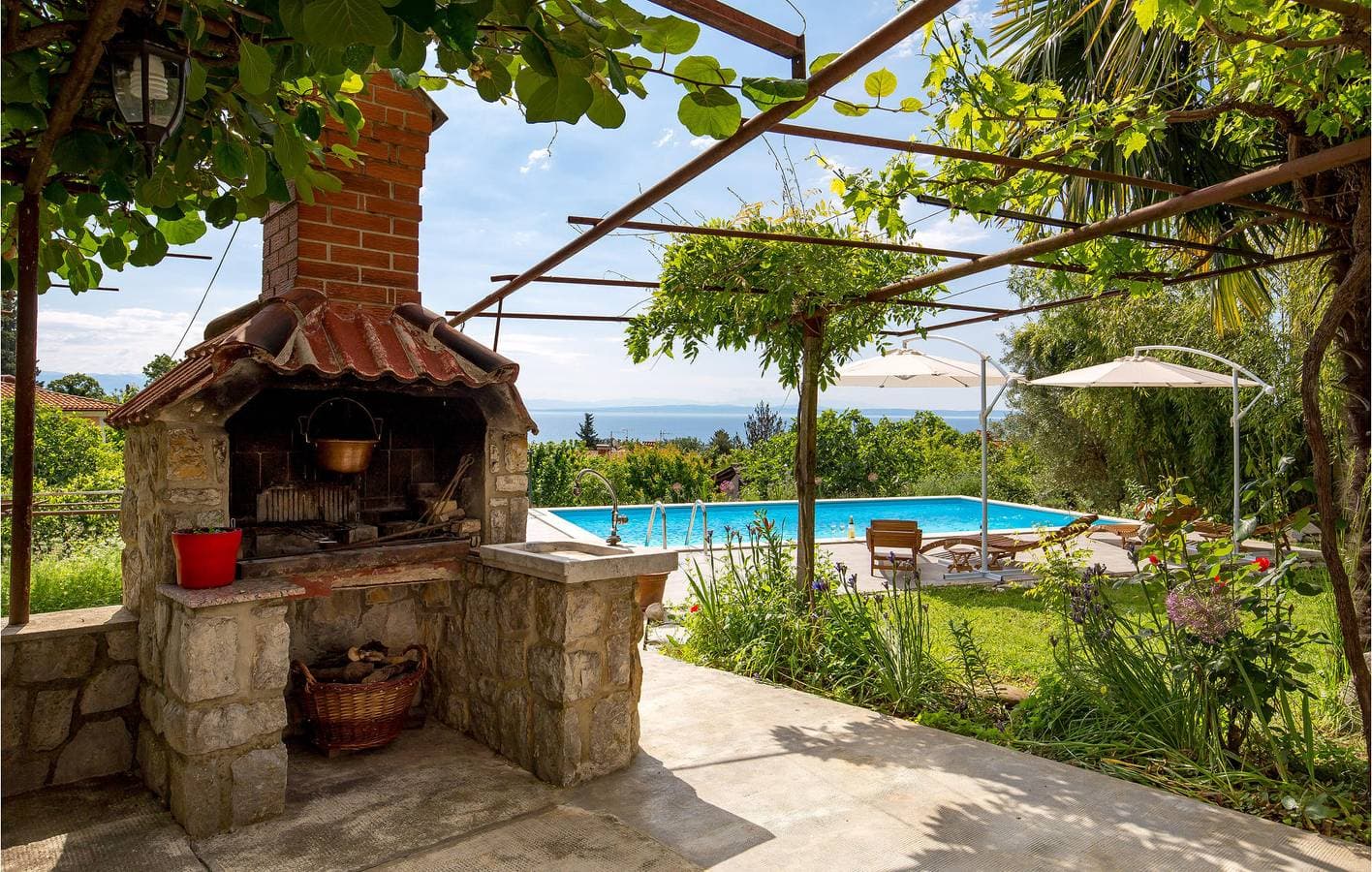 Foto 7 von 39: Gemütliche Ferienwohnung mit Meerblick, Pool und Terrasse in der Nähe eines haustierfreundlichen Strandes