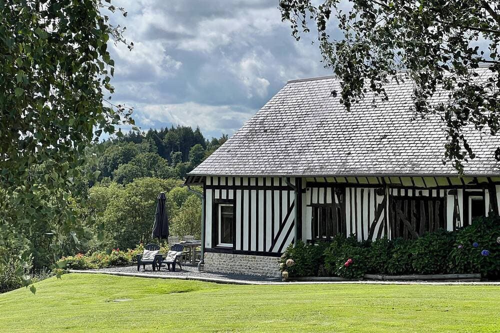 Foto 10 von 30: Alte normannische Scheune mit Panoramablick und großem Park restauriert