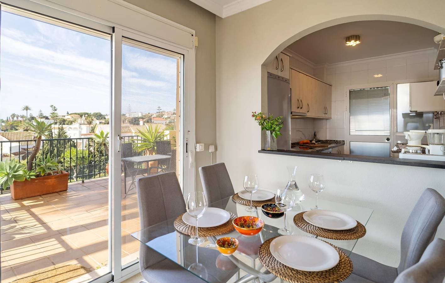 Foto 10 von 22: Apartment mit Meerblick, Pool, Terrasse und Parkplatz