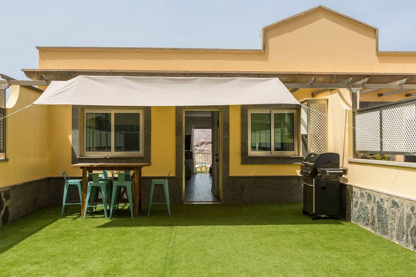 Foto 4 von 23: Ferienwohnung "Happy Dreamer" mit Gemeinschaftspool, Terrasse und Blick auf die Berge