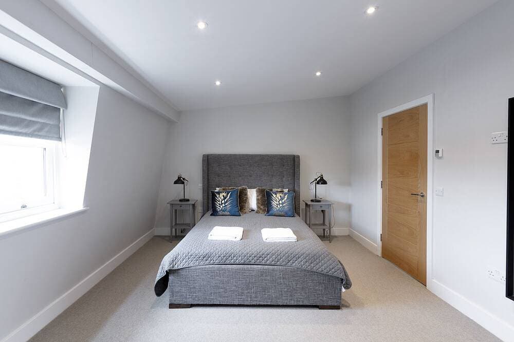 Foto 2 von 30: Immaculate Central Windsor Town House