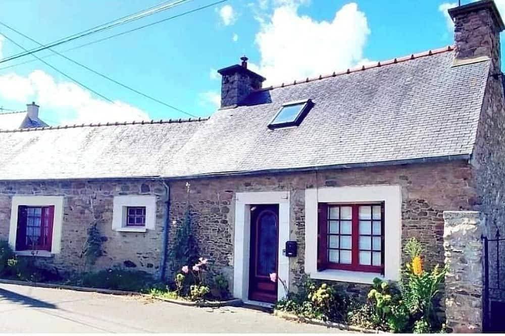 Single-storey house, typical of Brittany,. animals accepted. 1