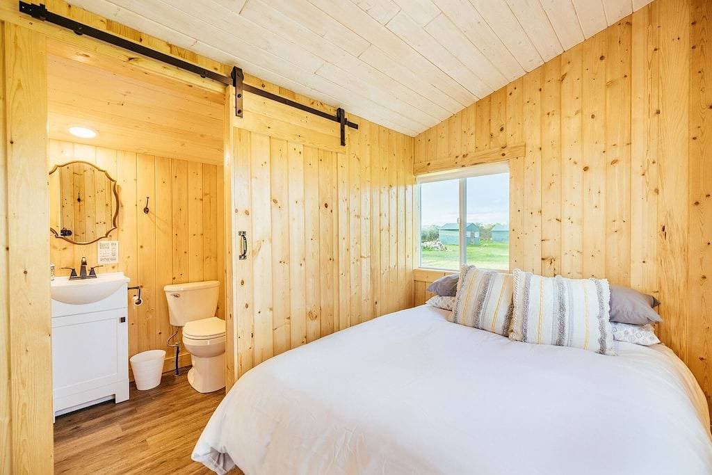 Foto 8 von 19: Off-grid tiny home farm stay with incredible mountain views!
