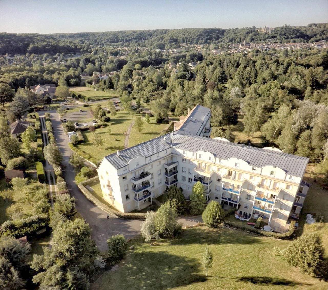 Residence Hotel Les Ducs De Chevreuse avec Hébergement, Repas & PDJ, Séminaire, Bureau & Parking 1