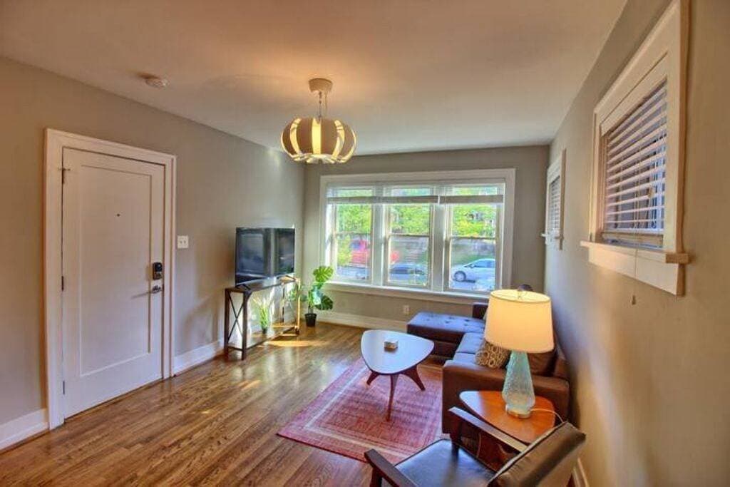 Foto 2 von 26: Stunning Minimalist Gem | Fenced Backyard + W/D