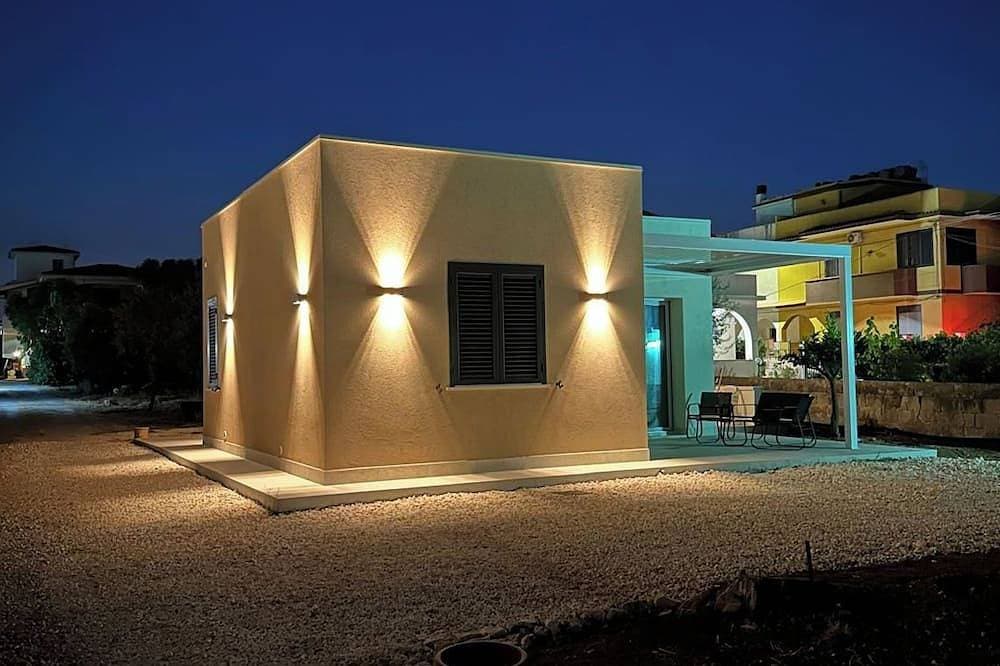Foto 12 von 19: Beachfront villa with a garden and private parking on the property.