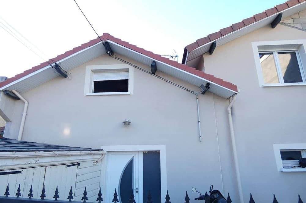 Foto 12 von 21: Modern and spacious house with a swimming pool
