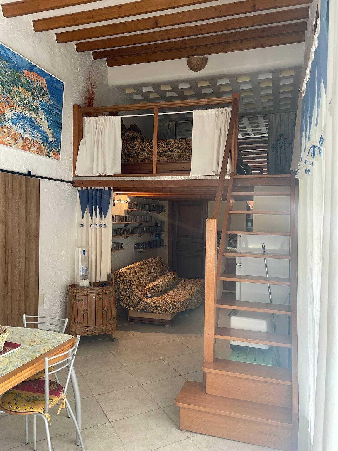 Foto 6 von 20: Loft 'Grand loft avec mezzanine, piscine et climatisation à Cassis'