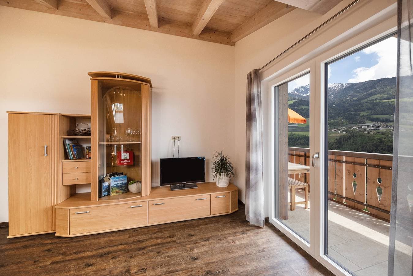 Foto 6 von 29: Ferienwohnung "Panoramawohnung Annaheim" mit Bergblick, Balkon & Garten