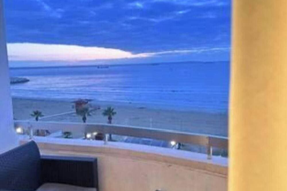 Foto 11 von 11: 180° SeaView Apt. Right on Famous Finikoudes Beach Promenade