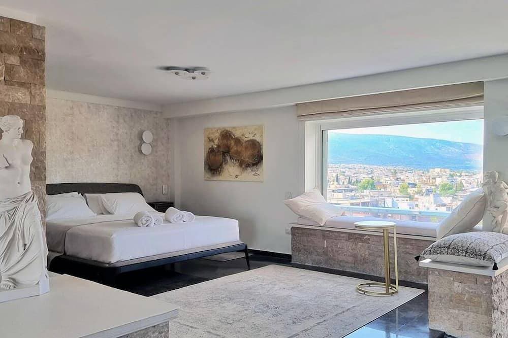 Foto 3 von 30: One 360 Skyline Athens - Penthouse Suite with private Infinity Jacuzzi