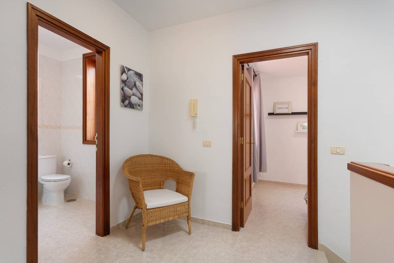 Foto 10 von 25: Ferienwohnung 'Tenohomes Warm and Comfortable' mit privater Terrasse, WLAN und Klimaanlage