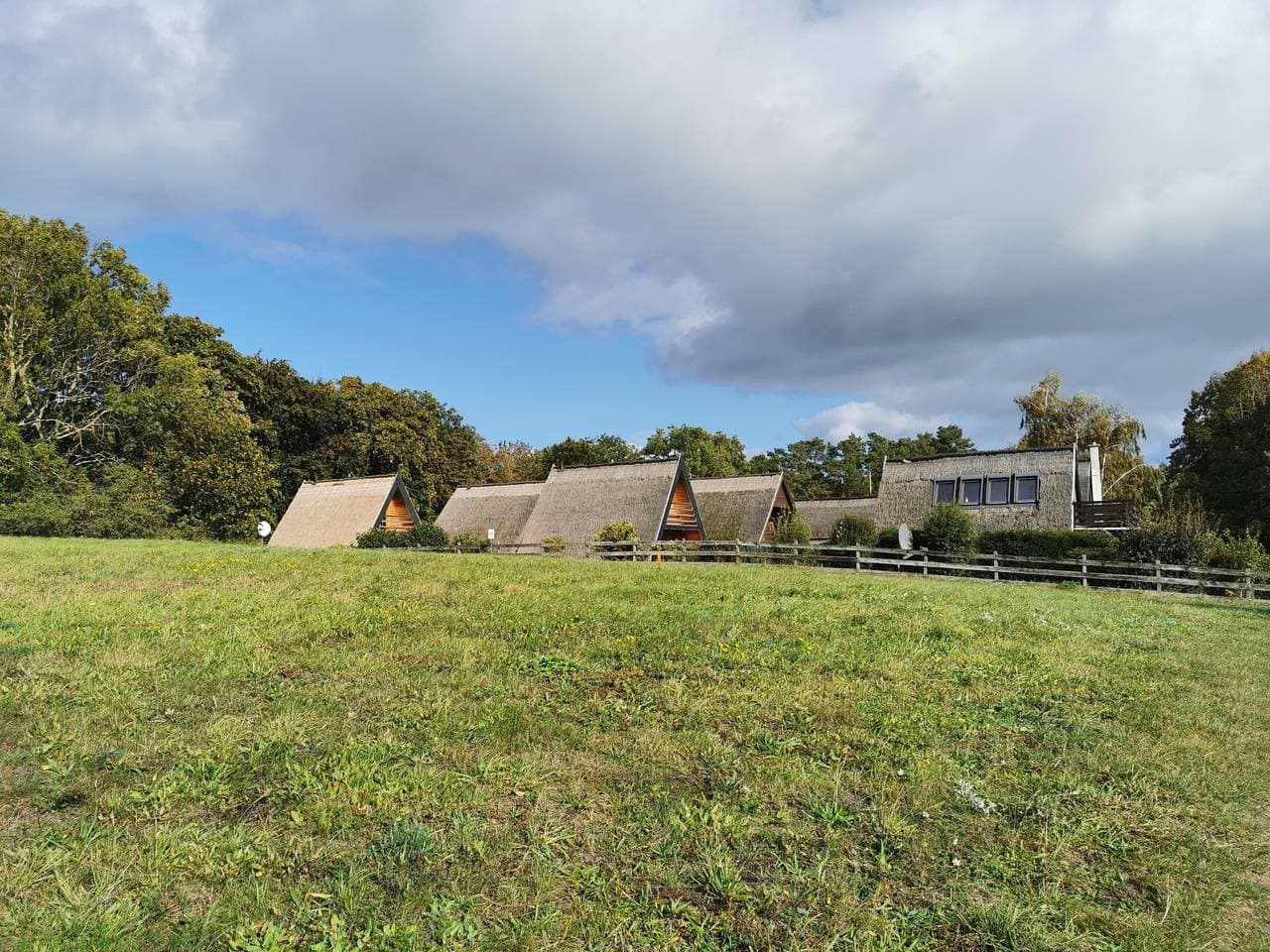 Foto 12 von 20: Reetdach Ferienhäuser Rügen - Haus 2 (53qm mit Schlafzimmer mit 4 Schlafplätzen, offener Wohnbereich mit Küche und Meerblick -max 4 Personen)