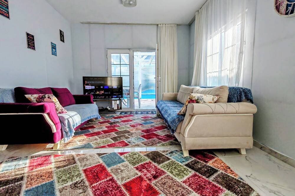 Foto 7 von 22: Şilede doğa içinde denize yakın kapalı ısıtmalı havuzlu şömineli barbekülü villa