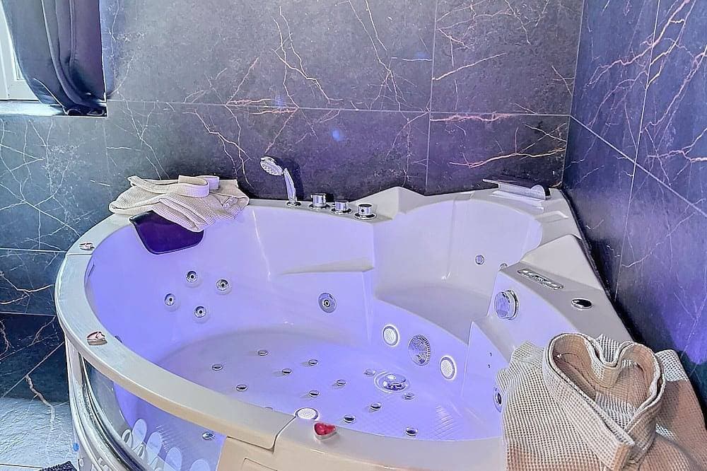Foto 6 von 12: Romantic loft with private Jacuzzi