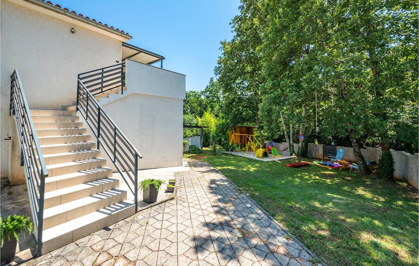 Foto 2 von 31: Geräumige 2-Zimmer-Wohnung mit Terrasse und Annehmlichkeiten