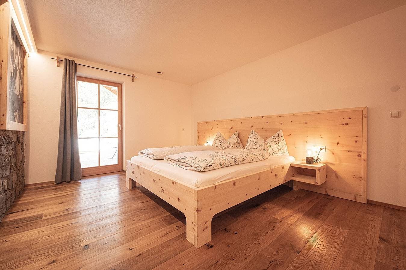 Foto 2 von 10: Ferienwohnung "Kofler Zw Den Wänden Apt Zirm" mit Bergblick, Gemeinschaftsgarten und WLAN