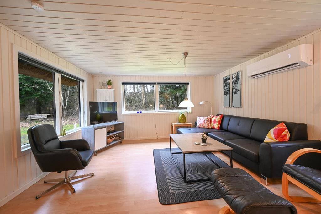 Foto 2 von 15: Gut geschützt liegendes Ferienhaus mit Reetdach und Sauna