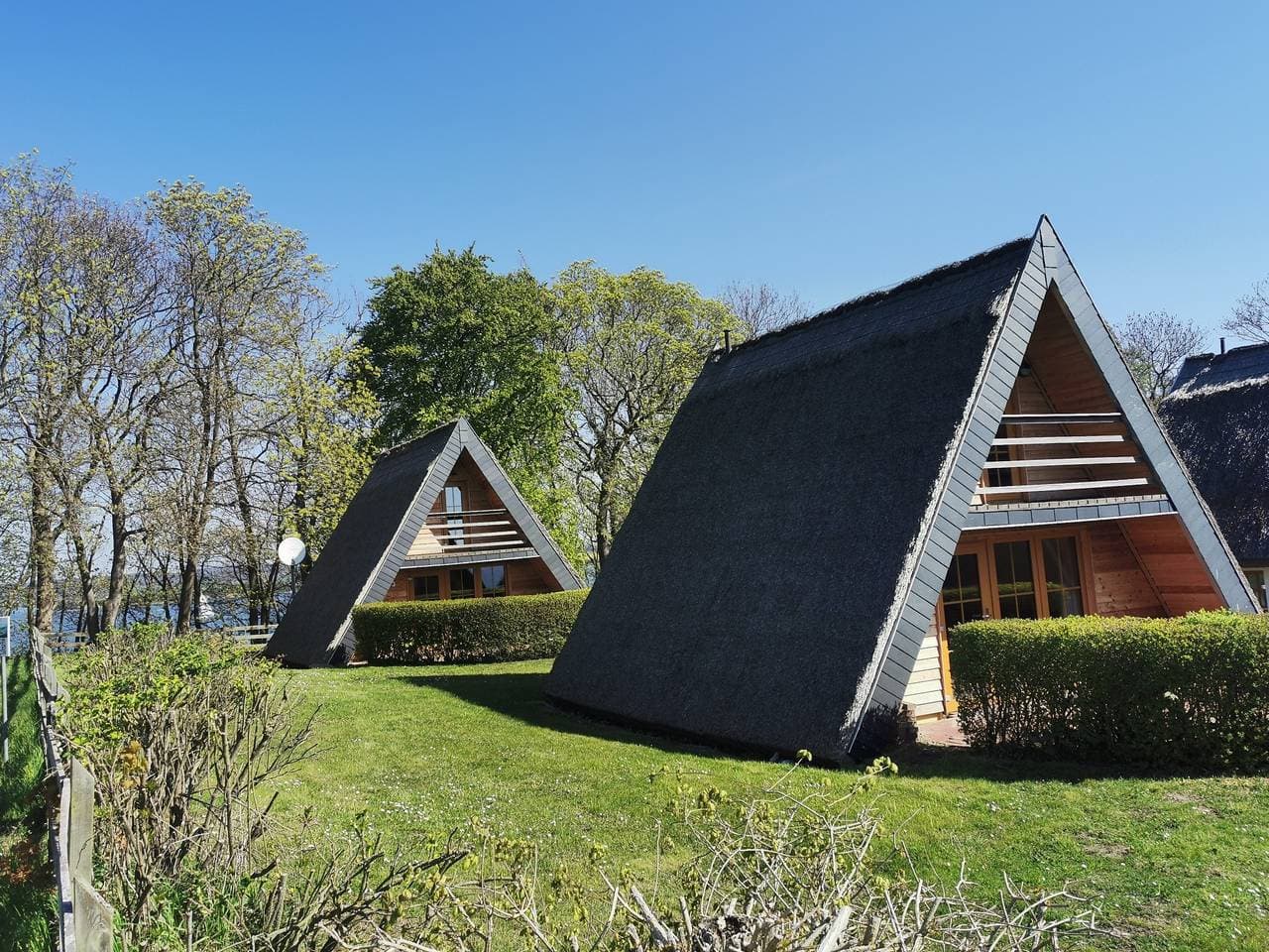Foto 9 von 20: Reetdach Ferienhäuser Rügen - Haus 2 (53qm mit Schlafzimmer mit 4 Schlafplätzen, offener Wohnbereich mit Küche und Meerblick -max 4 Personen)
