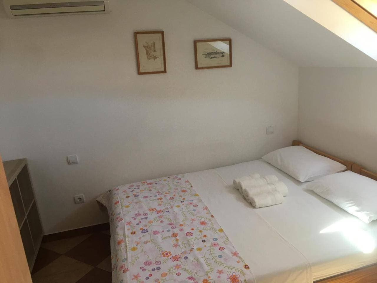 Foto 6 von 16: Small Double Room - Attic