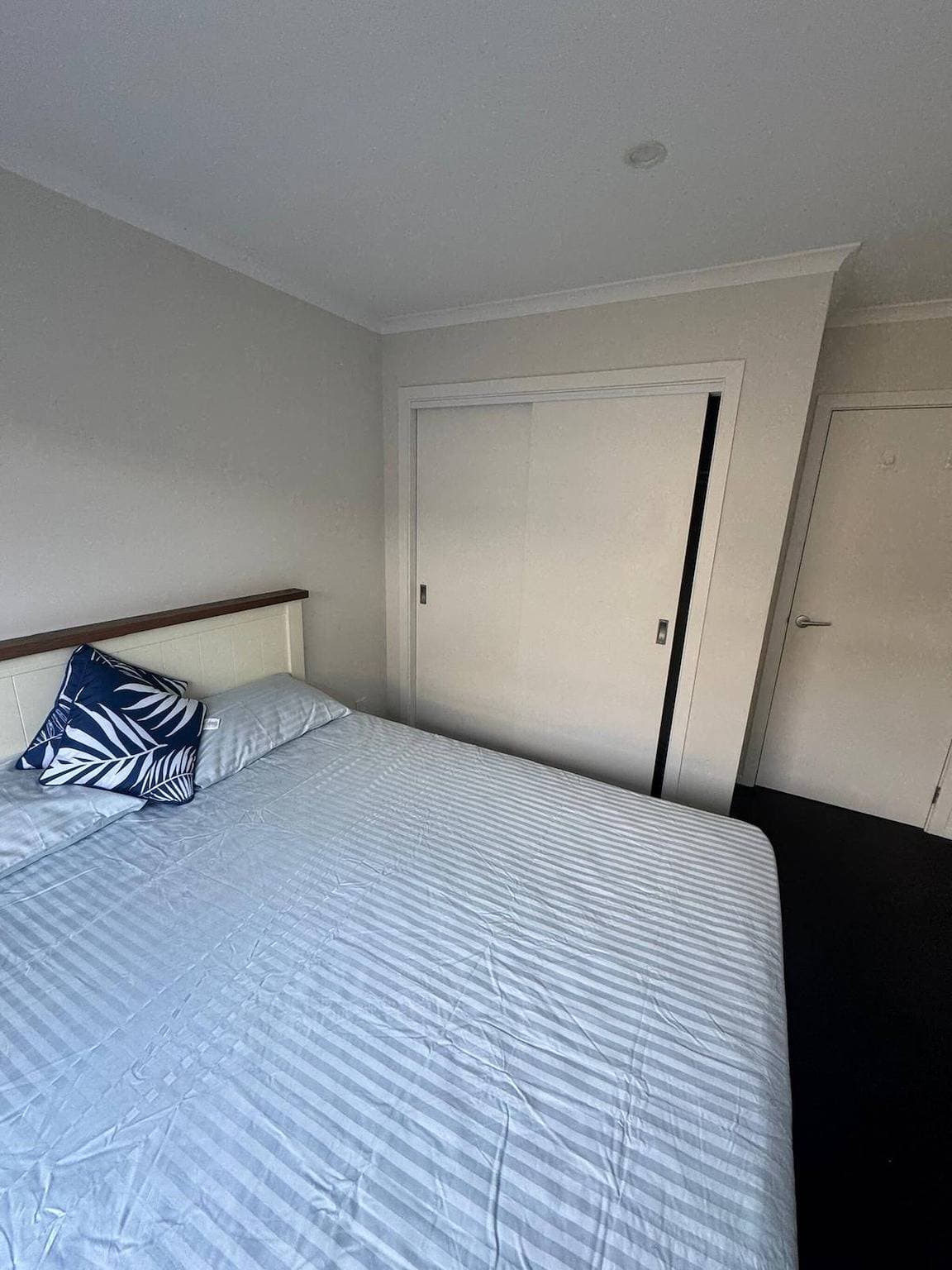 Geräumiges Schlafzimmer mit eigenem Bad — Aotea 1
