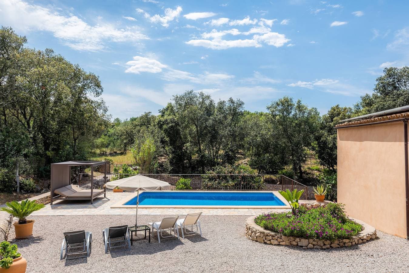 Foto 3 von 26: Finca Na Creu Vella mit Bergblick, Pool, WLAN, Klimaanlage, Terrassen und Garten