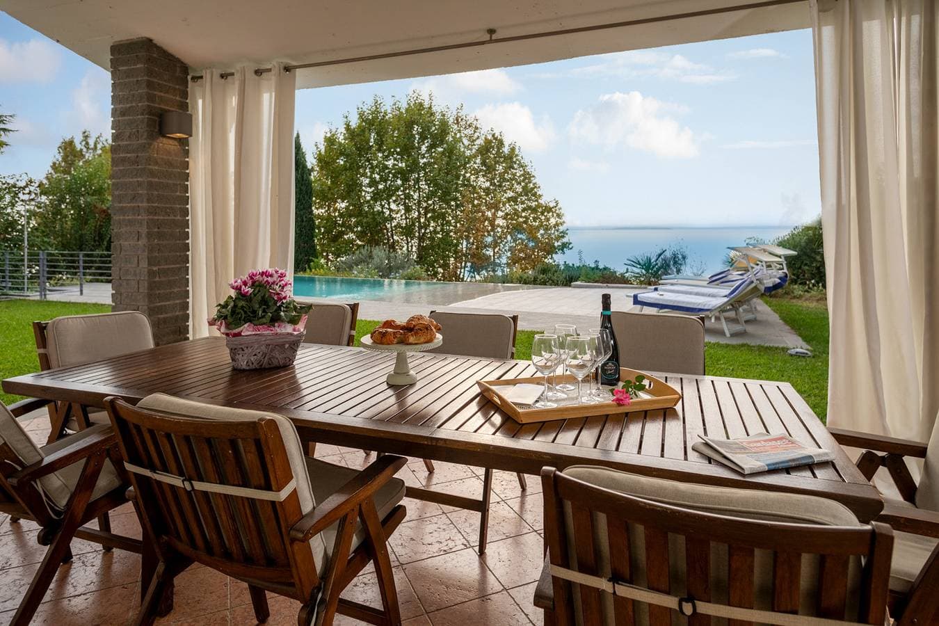 Foto 2 von 45: Regarda - "Villa Infinity", Stillvoll und Elegant  mit privatem Pool und Seeblick