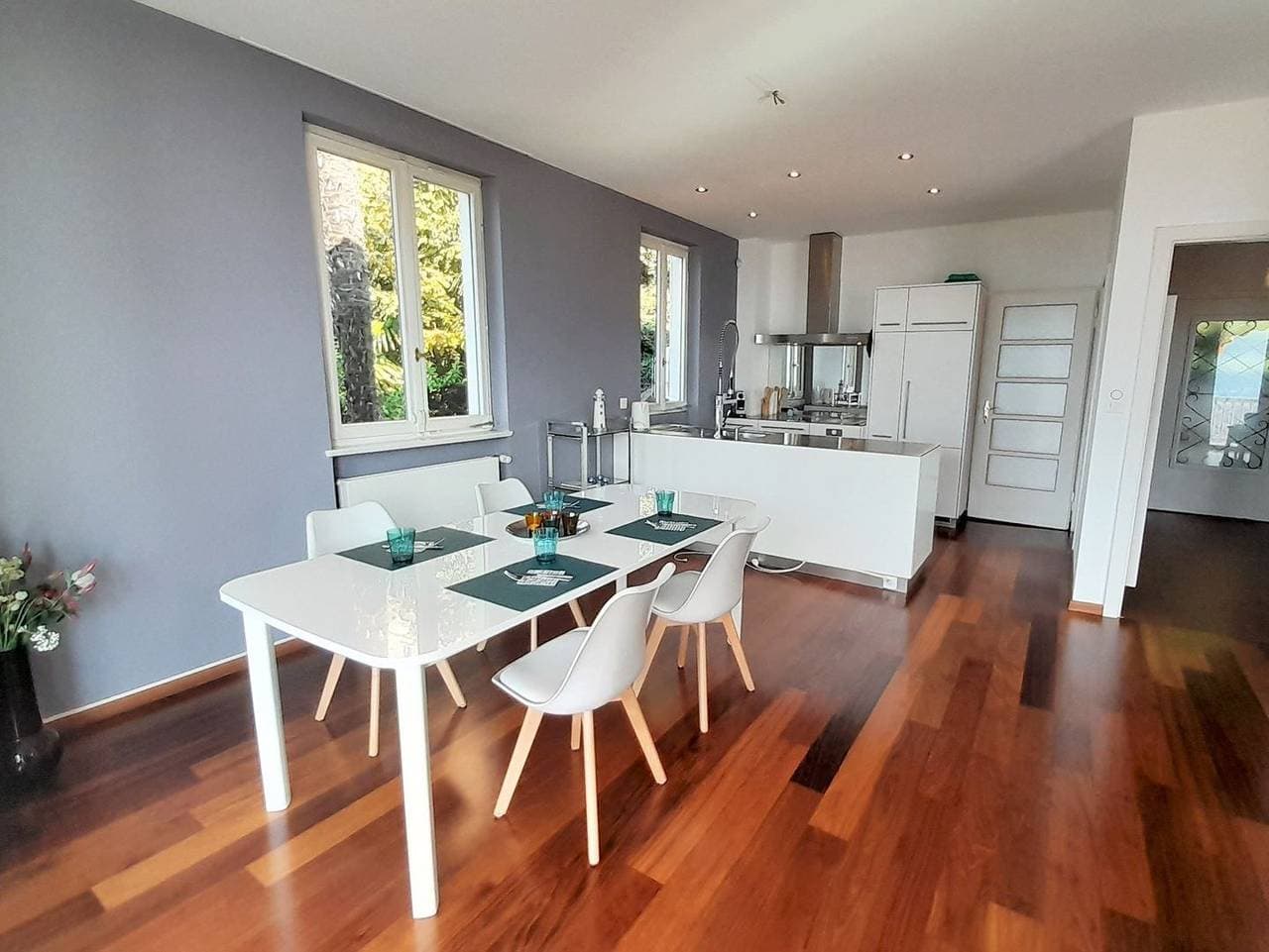 Foto 8 von 27: Grosszügige Attika-Wohnung mit Panoramablick, Gartensitzplatz und Liegewiese