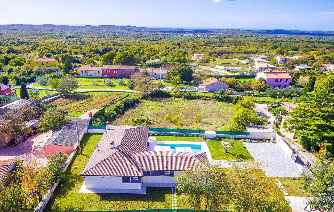 Geräumige 150 m² große Wohnung mit Pool, Terrasse und WLAN 1
