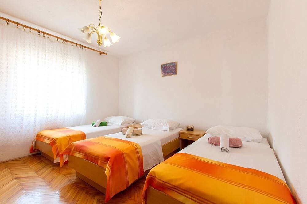 Foto 4 von 30: Wohnung in Tribalj mit Meerblick und Strand