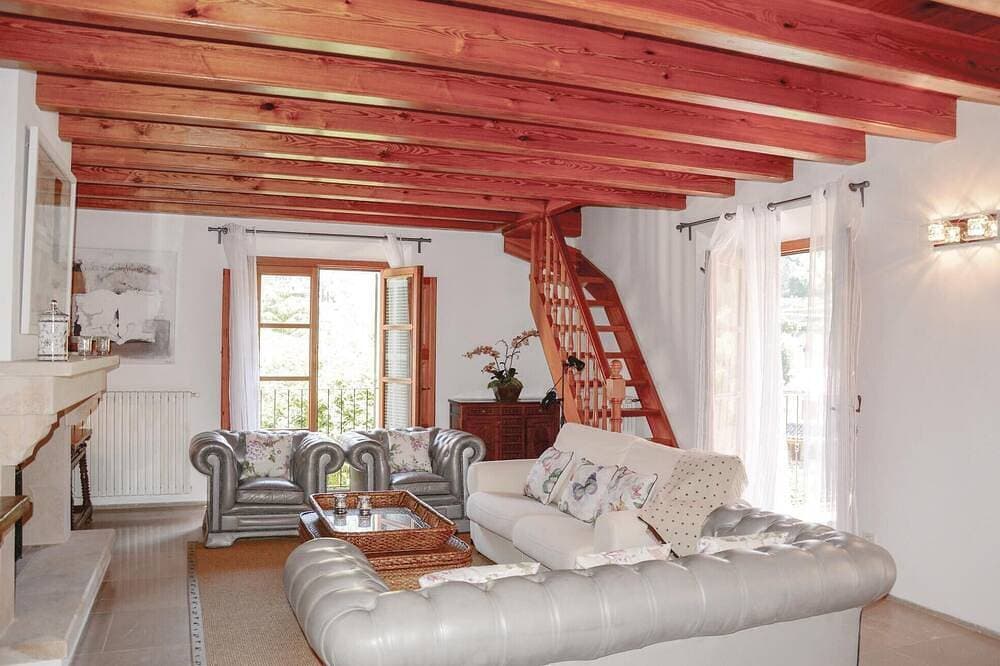 Foto 4 von 30: Nice home in Fornalutx with house a mountain view