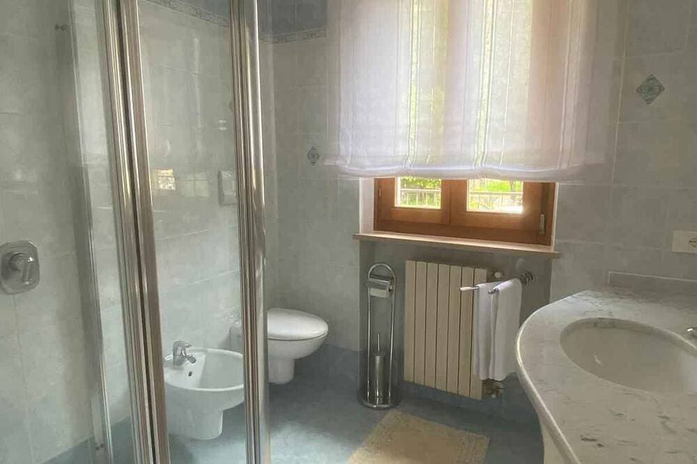 Foto 4 von 25: Ferienwohnung mit Balkon, Seeblick und Pool