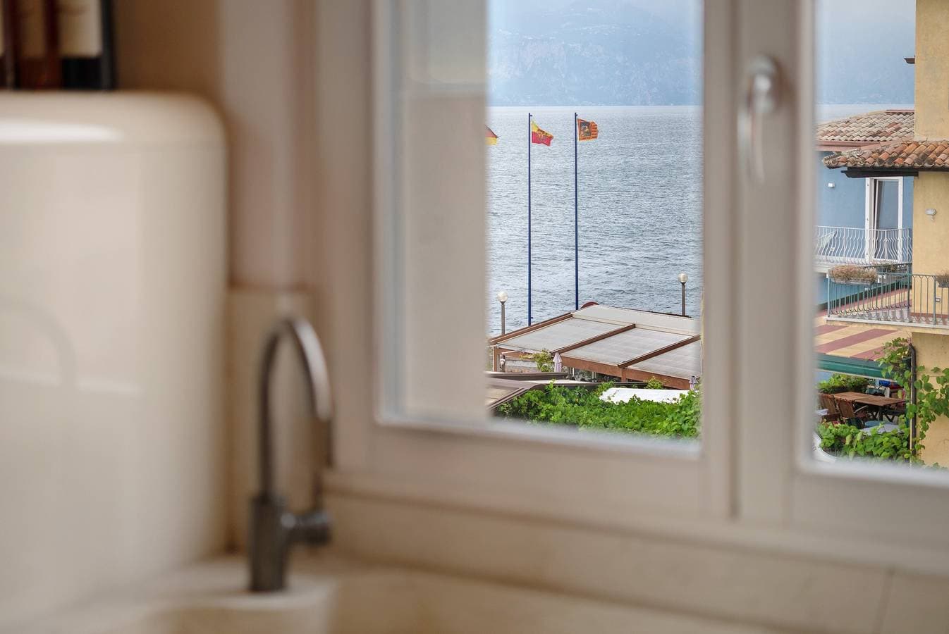 Foto 4 von 36: Ferienwohnung 'Angolo Sul Porto' mit Blick auf den See, WLAN und Klimaanlage
