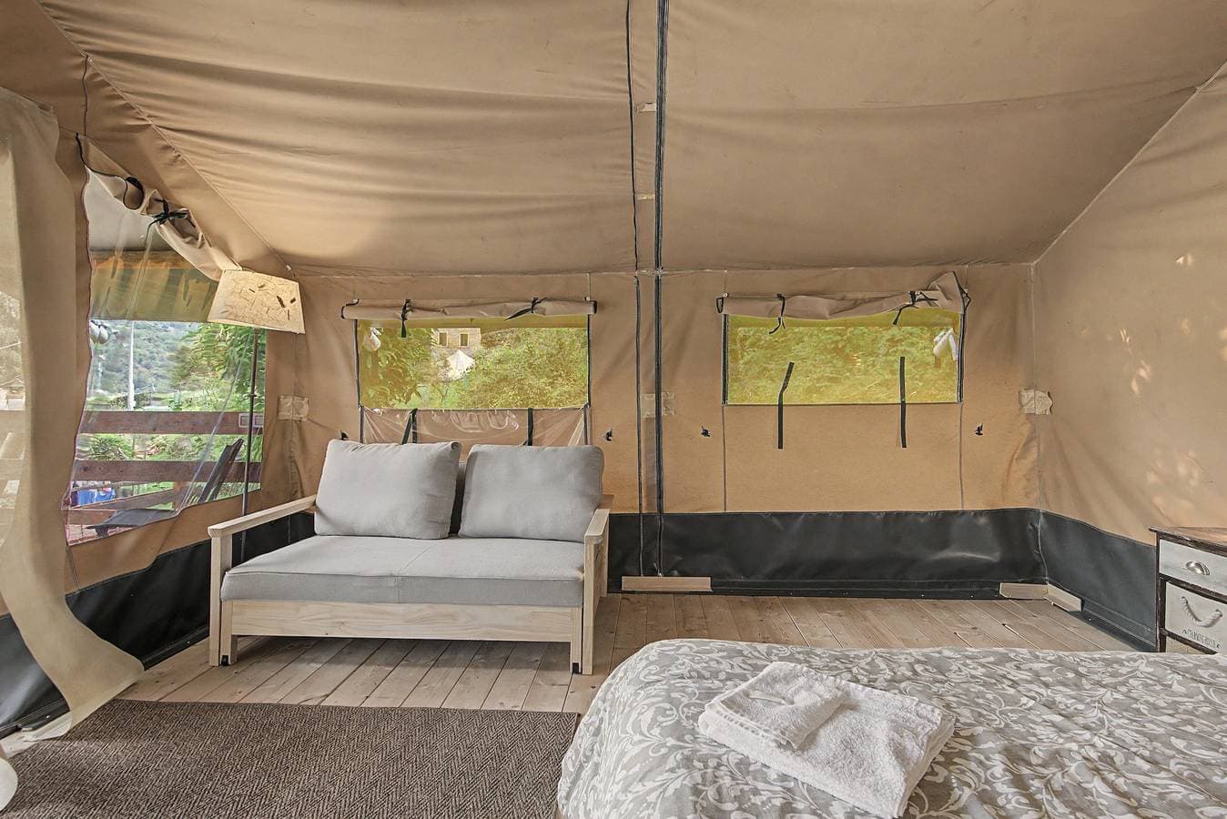 Foto 4 von 21: Glamping 'C Selva Tenda Castagno' mit Grill und Gemeinschaftspool