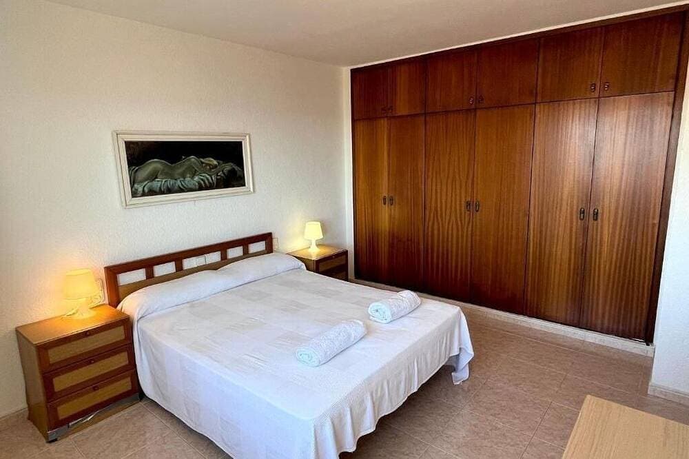 Foto 4 von 30: Geräumiges 3-Zimmer-Apartment direkt am Strand. Rodes-62